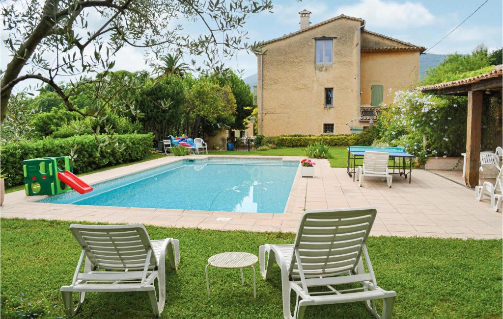 奥皮约拉特里尼泰度假屋的一个带两把椅子和飞盘的游泳池