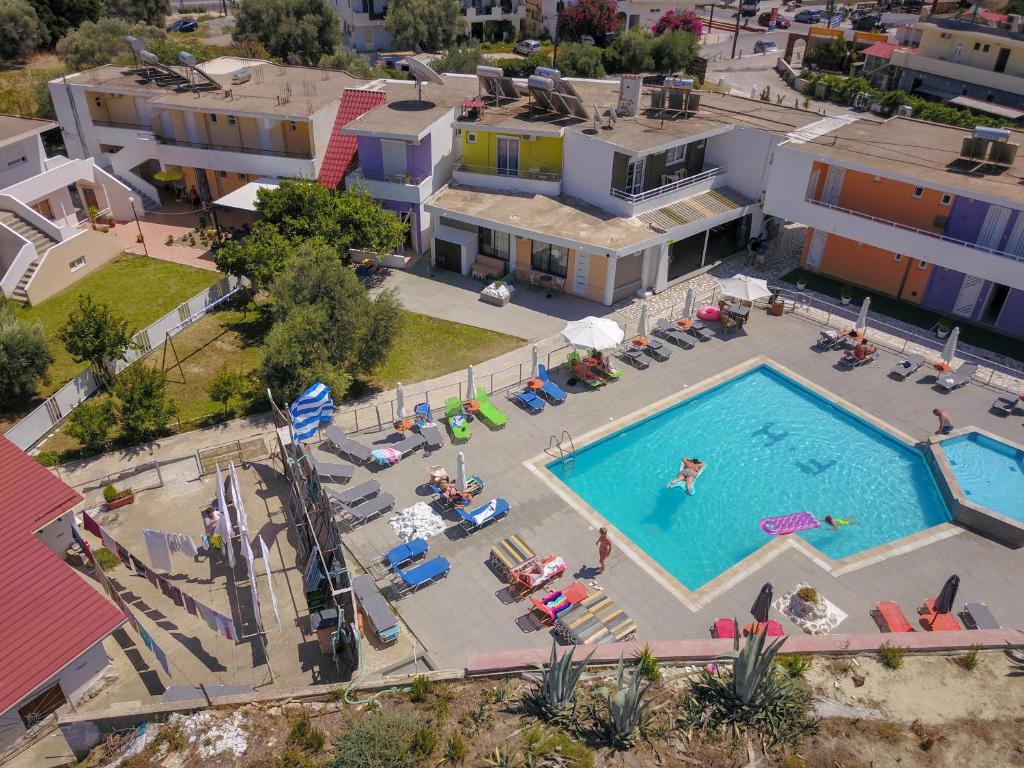 法里拉基Mando Living -Faliraki的享有度假村游泳池的空中景致