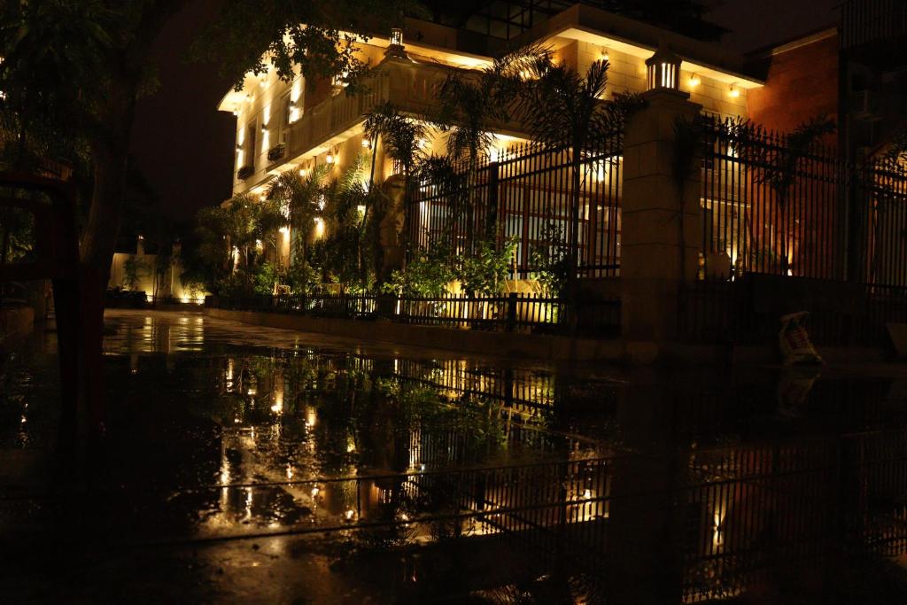 MadhupurThe Stoneberry Resort的一座晚上下雨时有灯光的建筑