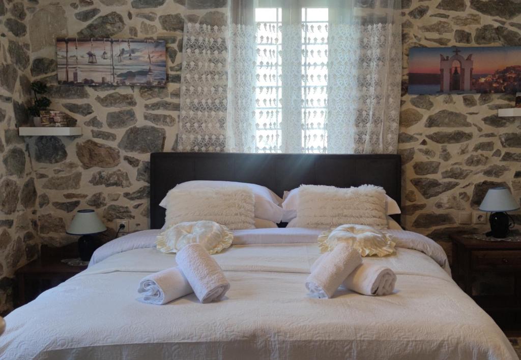 桑加拉达Marios guesthouse Pelion的一间卧室配有一张大床和毛巾