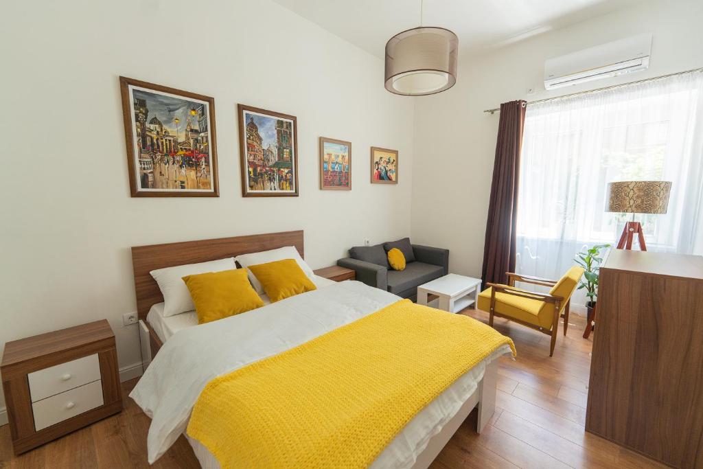 尼什Sleep Hostel的一间卧室配有一张黄色毯子床