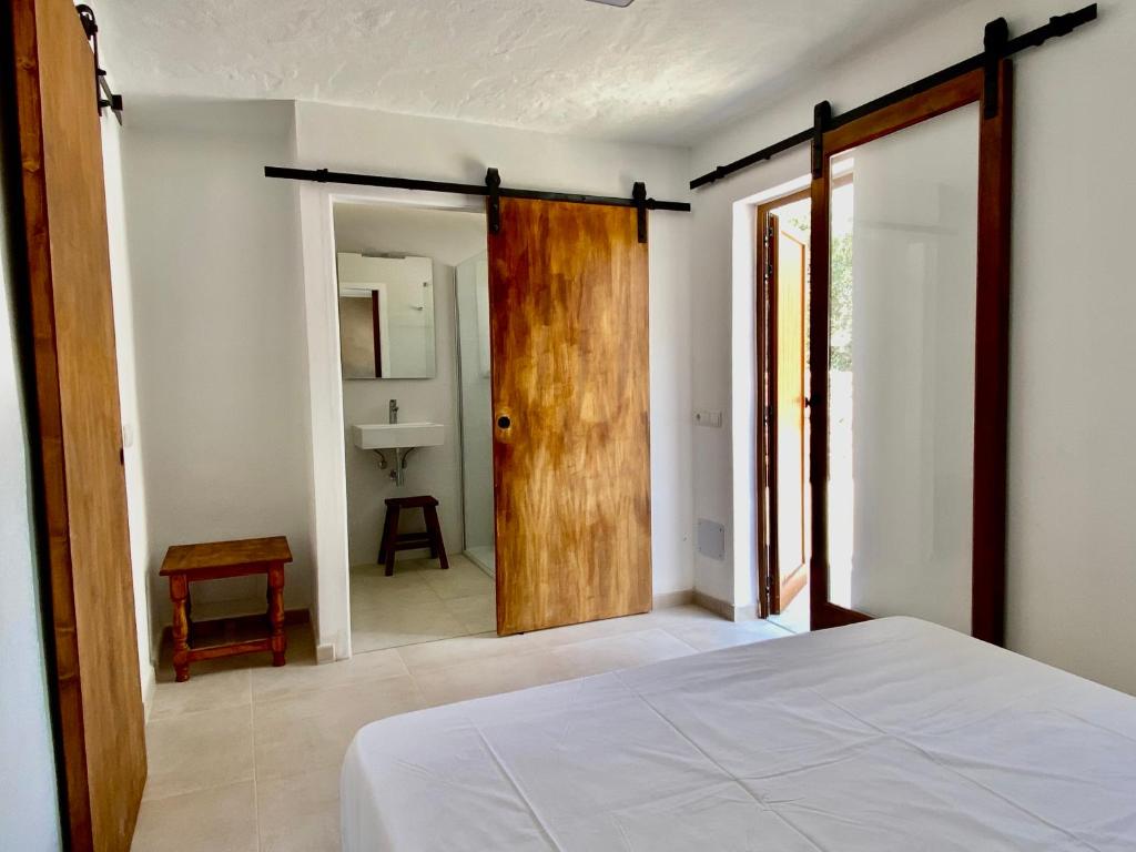 圣弗朗西斯科哈维尔Agradable casa rural en zona reserva natural.的一间卧室配有一张床,一扇门通往浴室