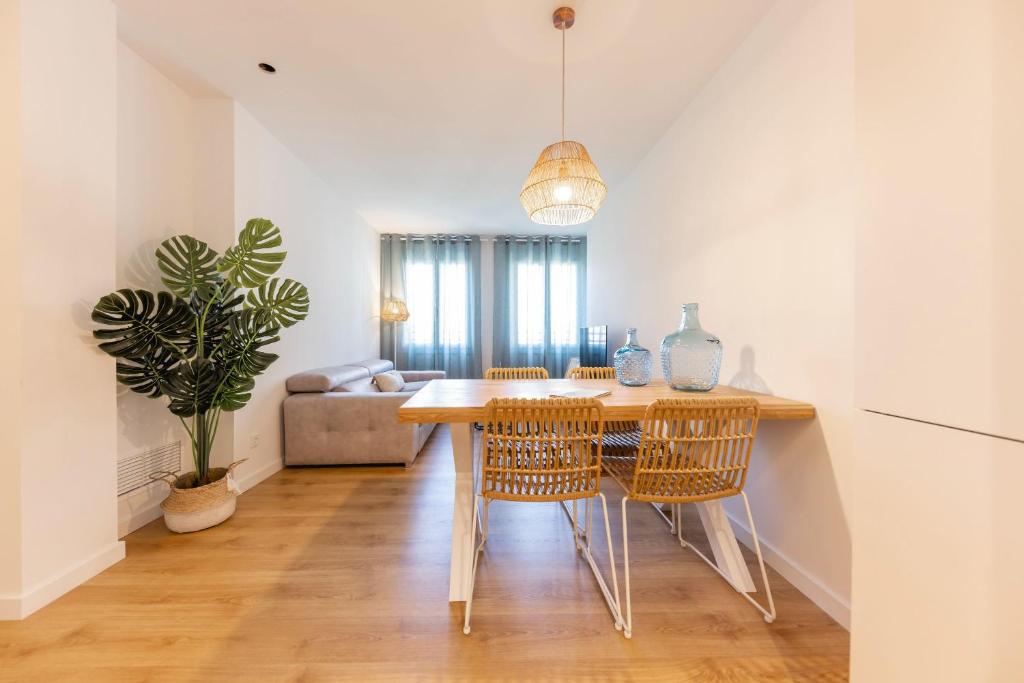 赫罗纳Bravissimo Tarlà, 2-bedroom apartment的厨房以及带桌椅的用餐室。