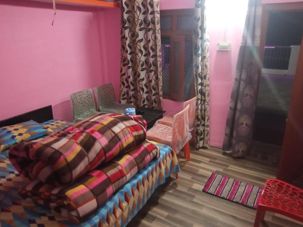 乔斯希马特Badri Kedar Hometay的卧室配有一张床和一张桌子及椅子