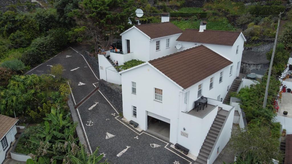 Calheta de NesquimCasa Do Avô Faidoca的白色房子的空中景色