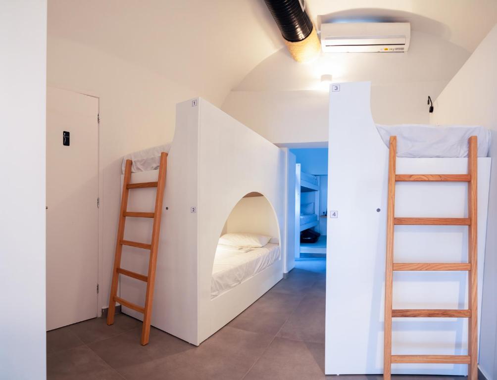 Central Hostel Oia客房内的一张或多张床位