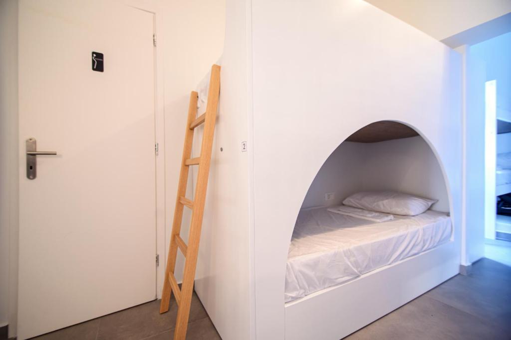 Central Hostel Oia客房内的一张或多张床位