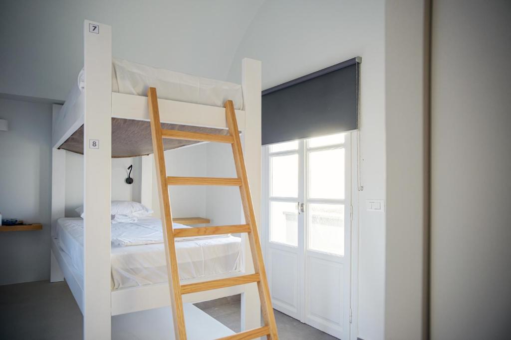 Central Hostel Oia客房内的一张或多张双层床
