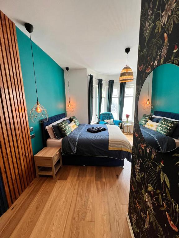 托基Flamingo Lodge的一间卧室配有一张床和镜子