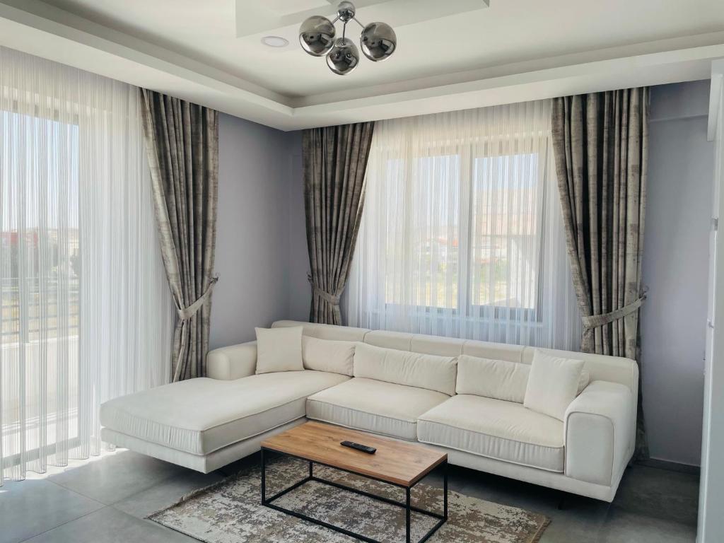 内夫谢希尔Apart Angel Suit 5的客厅配有白色沙发和茶几