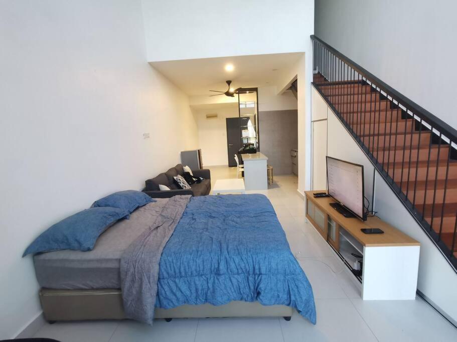 塞贝维Superview Duplex with WiFi & Netflix的一间带大床和楼梯的卧室