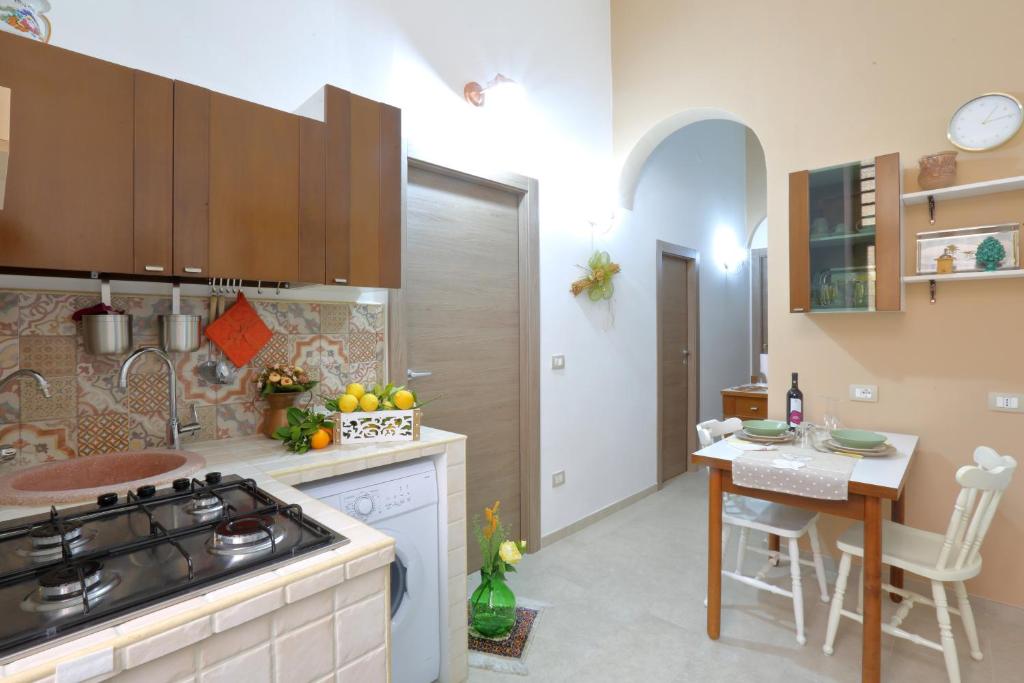 阿沃拉Casa Francesca的厨房配有炉灶和带台面的桌子