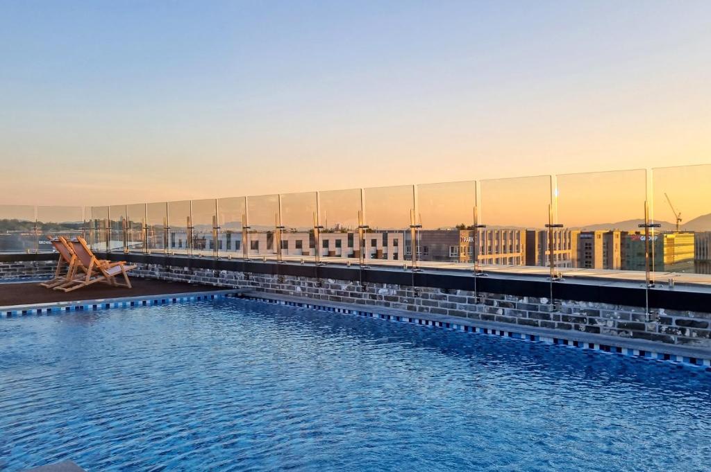 首尔首尔麻谷SR酒店的建筑物屋顶上的游泳池