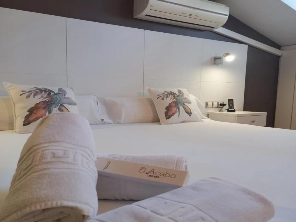 哈卡爱乐奥赛博酒店的卧室配有一张白色的床,上面有人脚