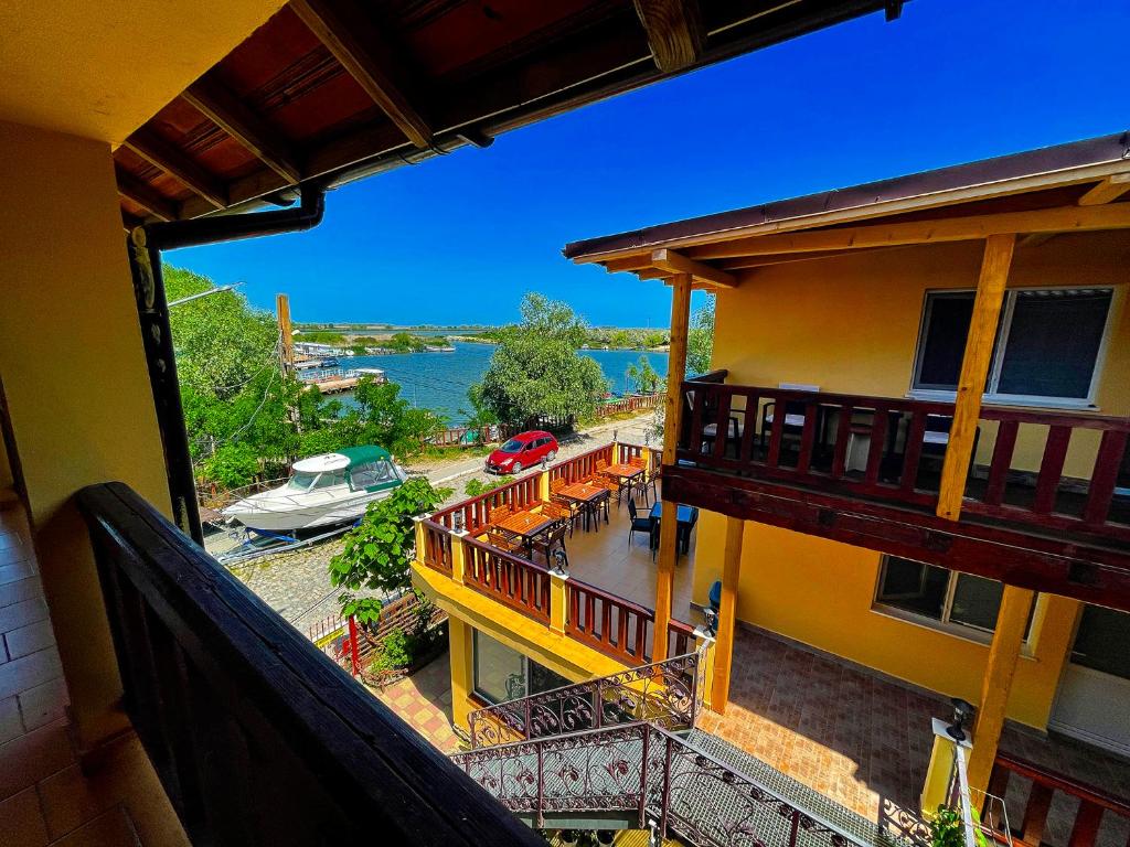 苏利纳维拉阿尔加酒店的享有水景的建筑的顶部景观