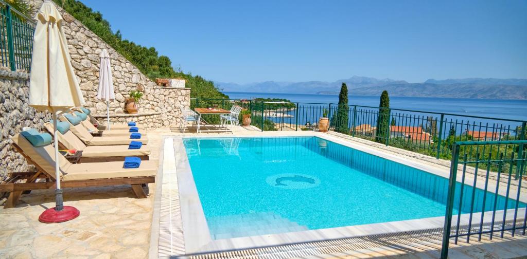 卡西奥皮Villa Spiros Imerolia Kassiopi的享有水景的游泳池