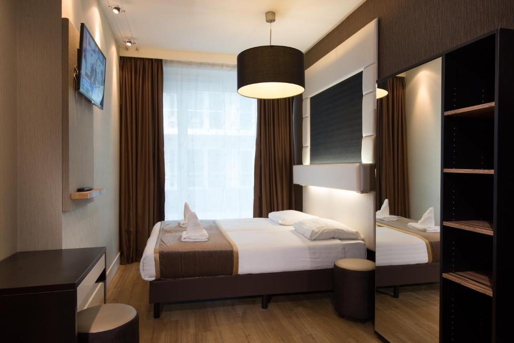市中心马赛克酒店客房内的一张或多张床位