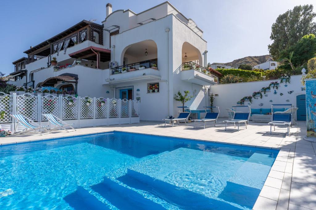 克罗托内Almaré B&B的一座带游泳池和房子的别墅