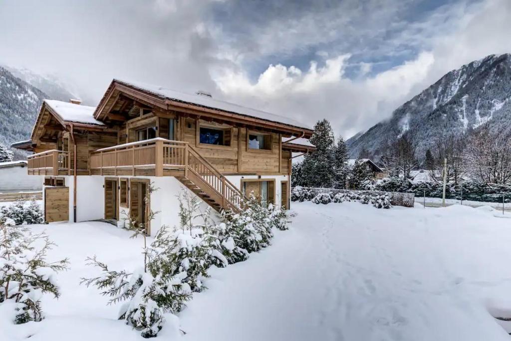 夏蒙尼-勃朗峰Amazing chalet的山间雪地小木屋