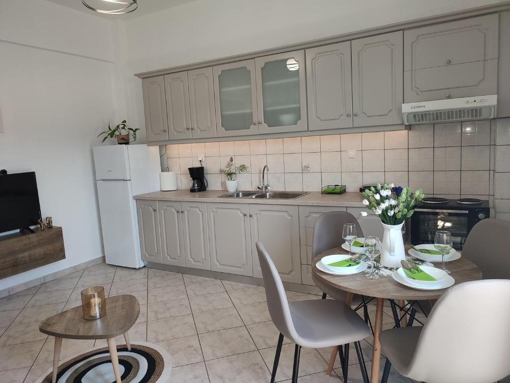 MoíraiOlive House的厨房配有桌椅和水槽。