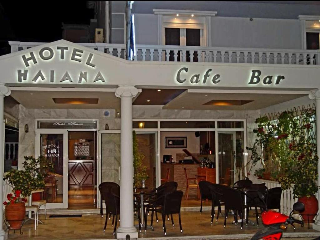 帕拉利亚卡泰里尼斯Iliana Hotel Paralia的酒店哈瓦那咖啡吧设有桌椅