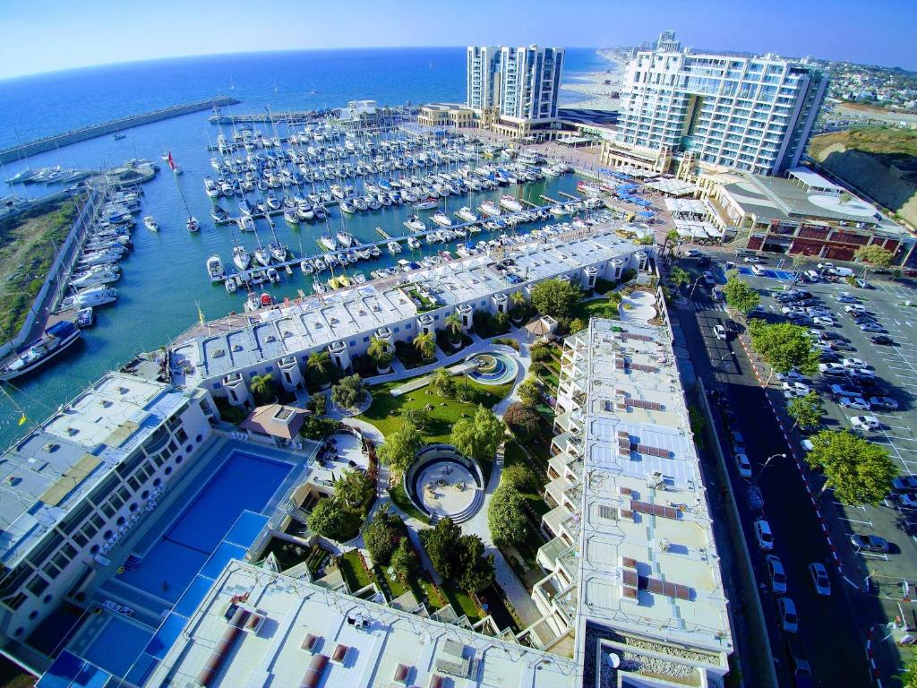 荷兹利亚Israel Marina Village, Garden Vacation Apartment的海洋旁码头的空中景观