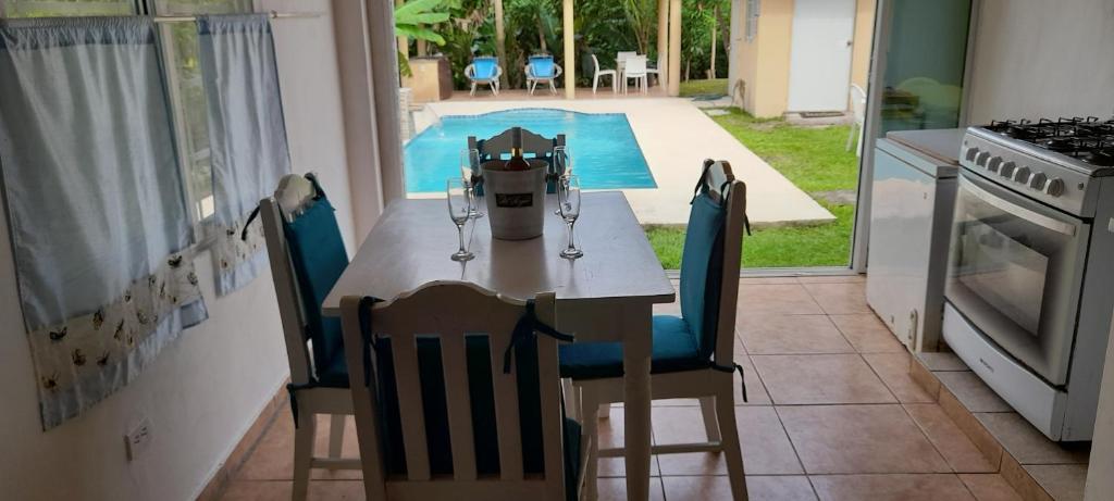 圣卡洛斯Tu casa de playa, Menus del Mar, te espera pronto的一个带桌椅和游泳池的厨房