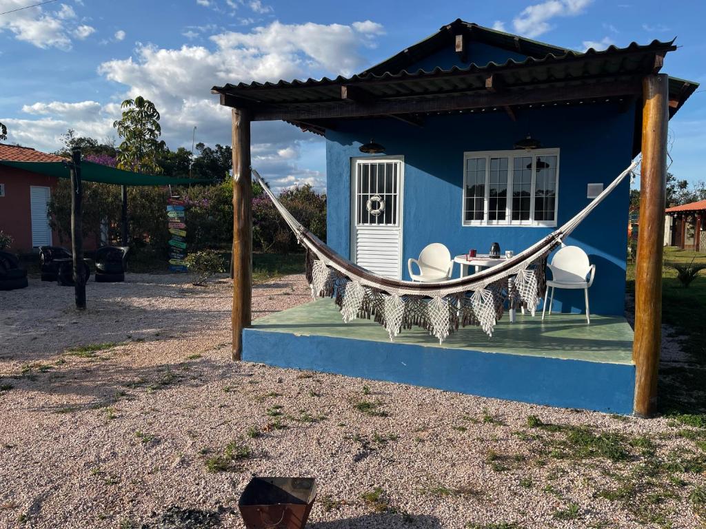 戈亚斯州上帕莱索Chalé Uyuni的蓝色房屋 - 带2把椅子和吊床