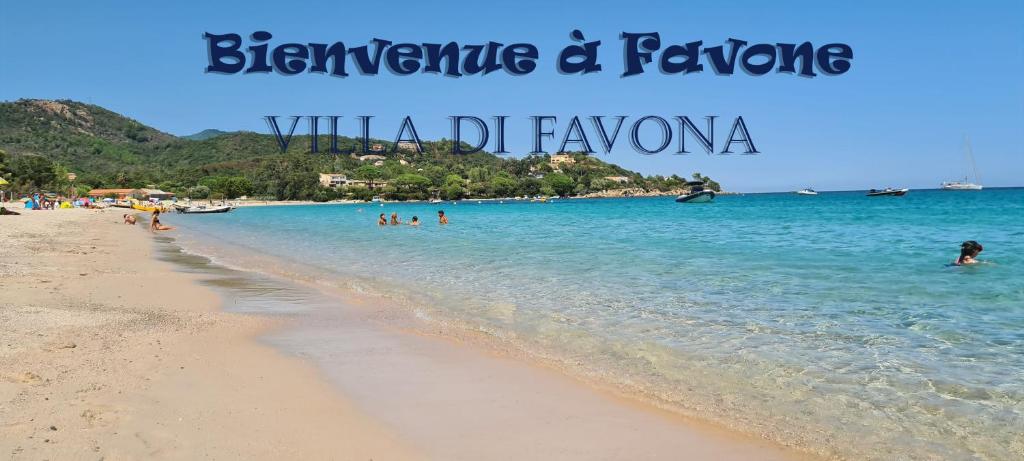 孔卡Villa Favone 4 chambres piscine privée的和水中的人一起欣赏海滩的景色