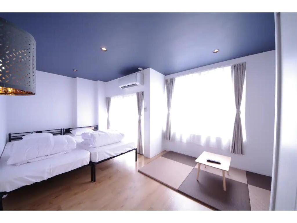 金泽HOTEL APT SESELA - Vacation STAY 12880的卧室配有白色的床和桌子