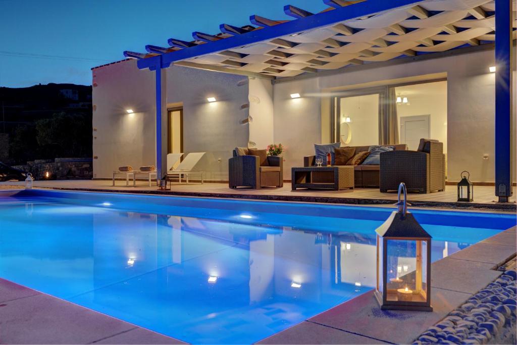 帕罗奇亚Villa Jessy 150m² with Full Privacy的房屋前的游泳池