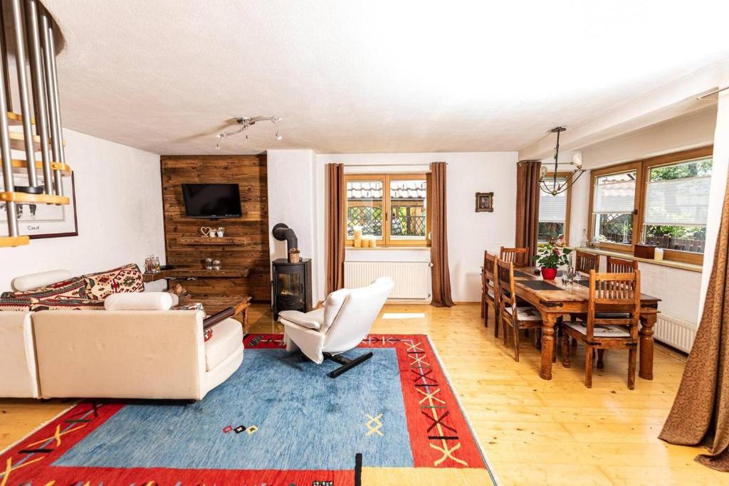 昆德尔Haus Evelin的客厅配有沙发和桌子