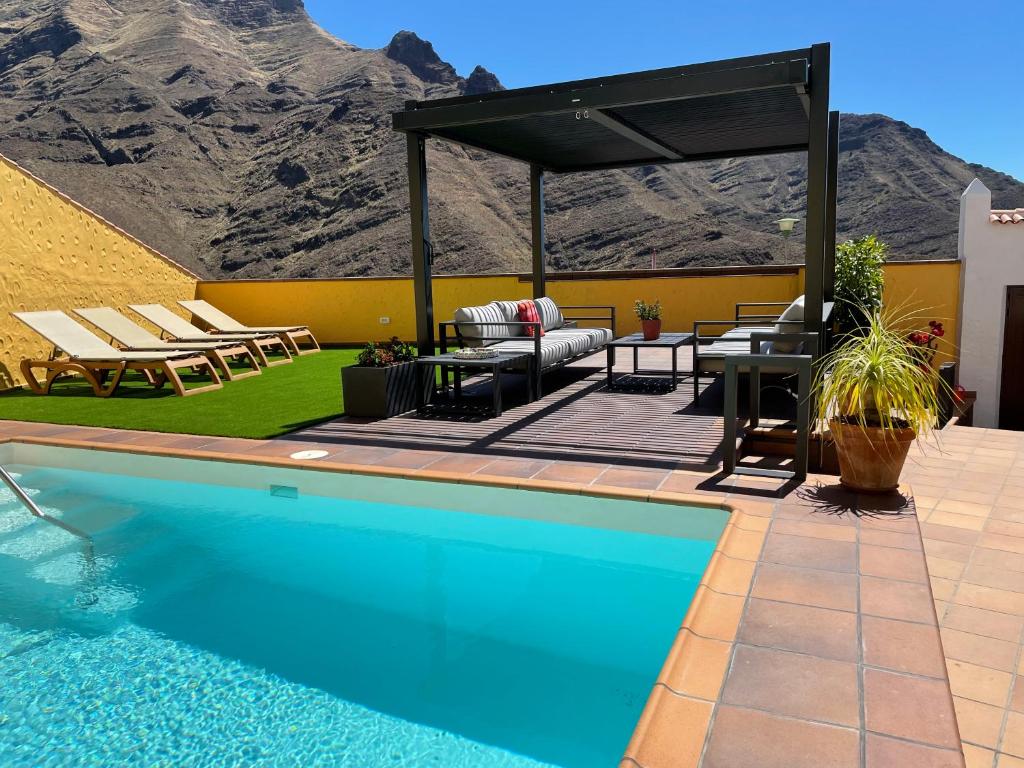 阿格特Los Veroles的游泳池,带桌椅的庭院
