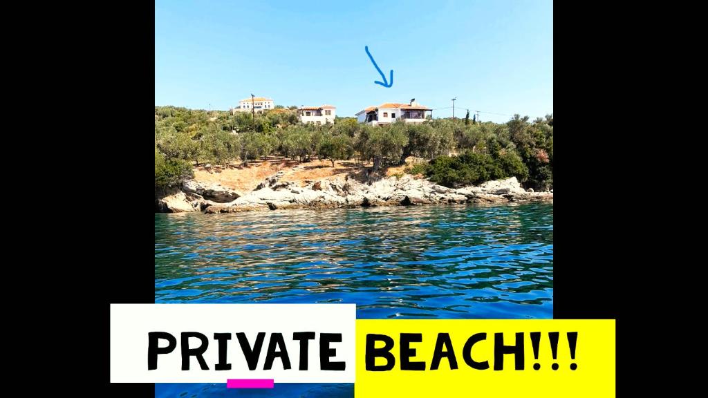 莱福卡斯特龙Villa Leonidas GreeceFiloxenia的海滩上的海报,上面有水景