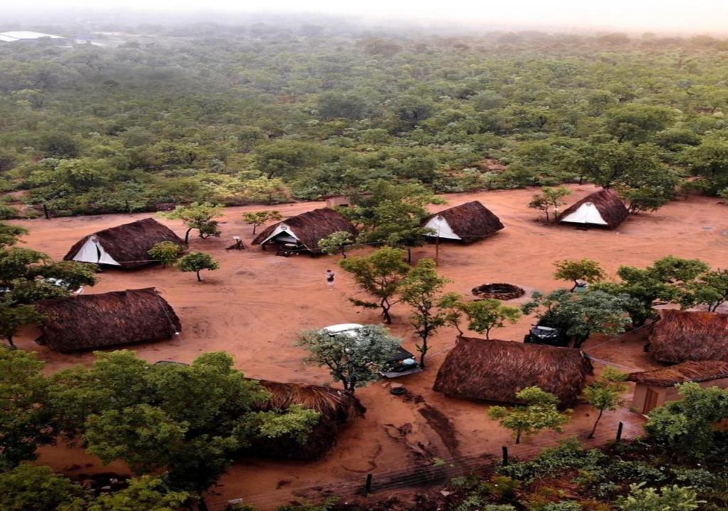São FélixCabana Camping Jalapão的享有村庄的空中景致,设有帐篷和树木