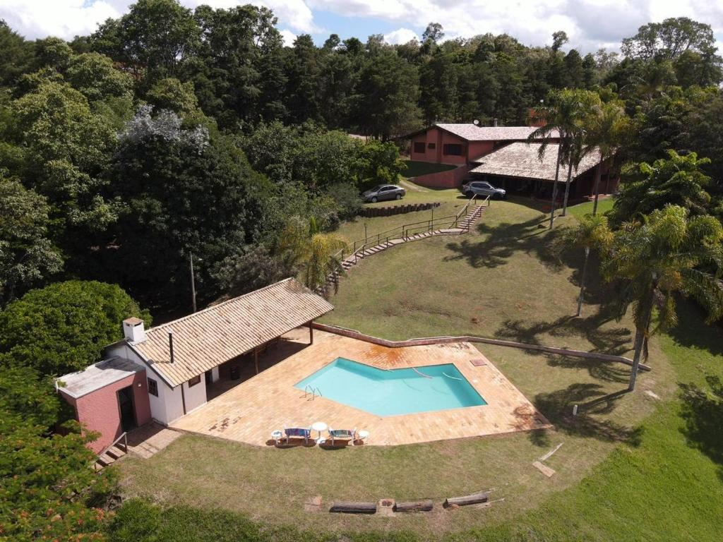 坎皮纳斯Chácara linda em condomínio rural - Sousas的享有带游泳池的房屋的空中景致