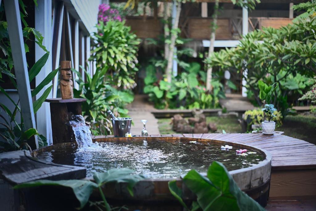 安加罗阿黑尔努亚精品酒店的花园中央的喷泉