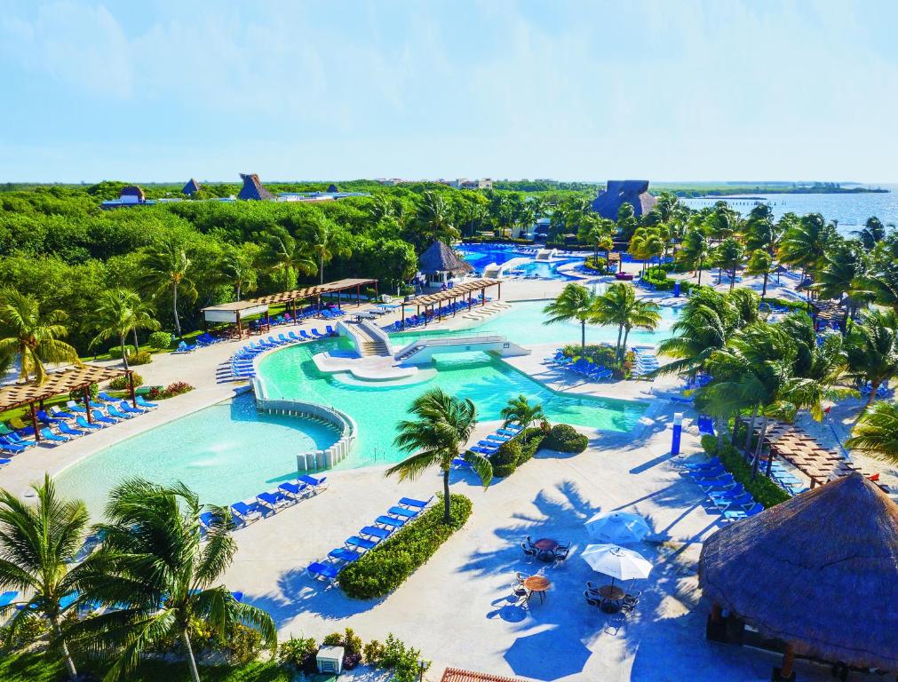 普拉亚卡门绿宝石全包式大酒店的享有度假村游泳池的空中景致