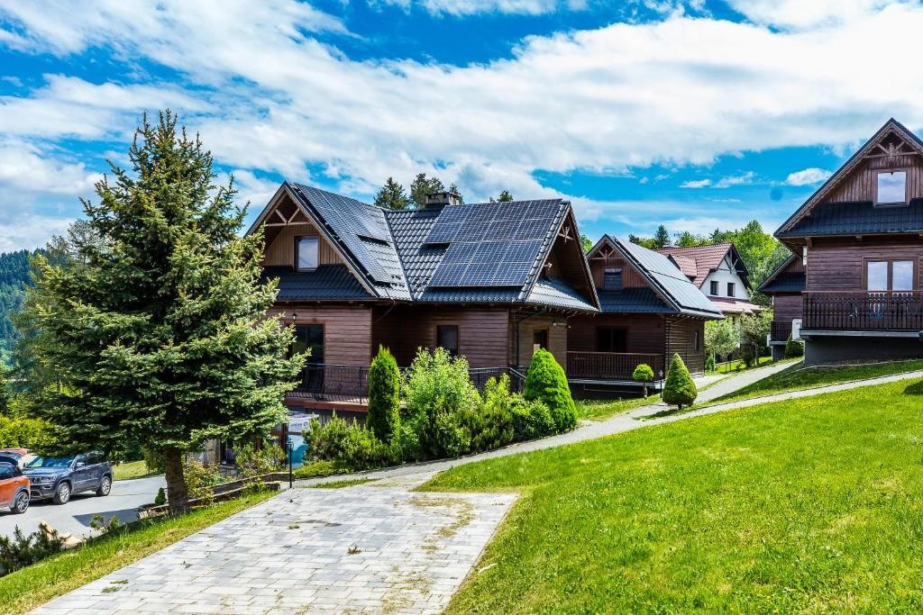 涅兹卡城堡Mergen Bike & Ski Resort的屋顶上设有太阳能电池板的房子