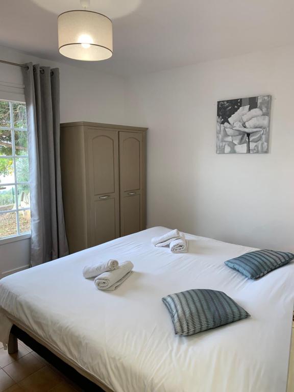 卡尔热斯曼迪勒公寓的卧室配有白色的床和2条毛巾