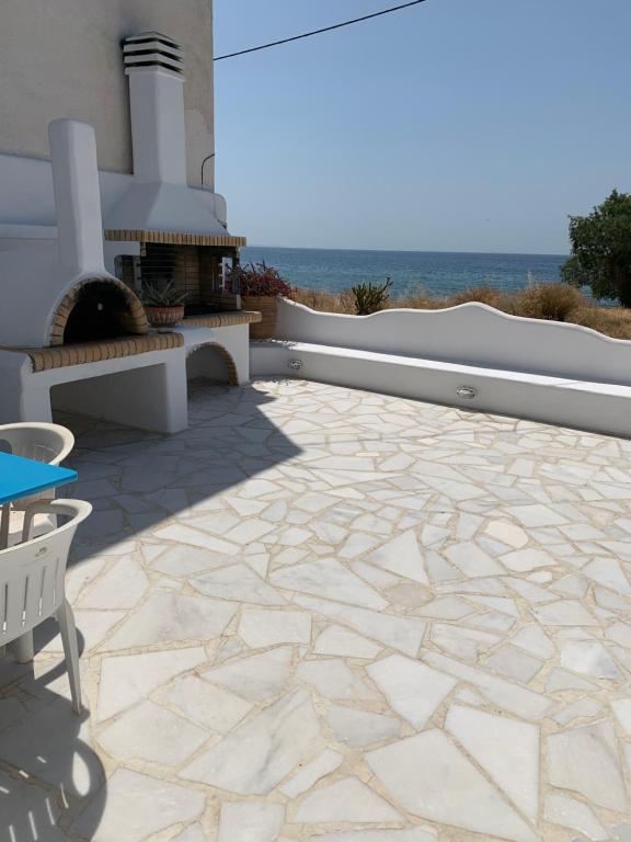 马克里亚罗斯Blue Sea Villa & Apartments的庭院设有石地板和壁炉。