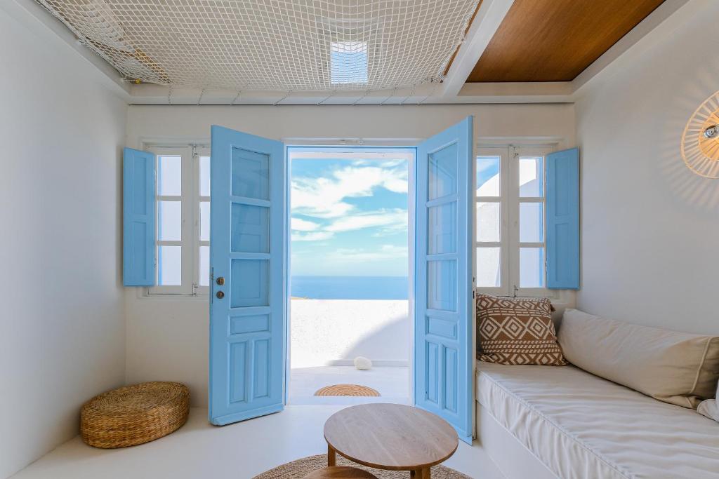VourvoúlosSunSea Living Suites的一间设有蓝色门和沙发的房间