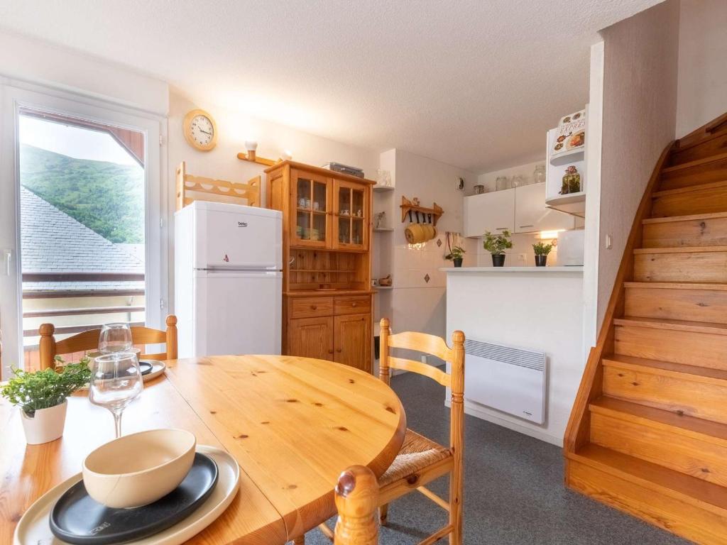 圣拉里苏朗Appartement Saint-Lary-Soulan, 5 pièces, 8 personnes - FR-1-296-306的厨房以及带木桌的用餐室。