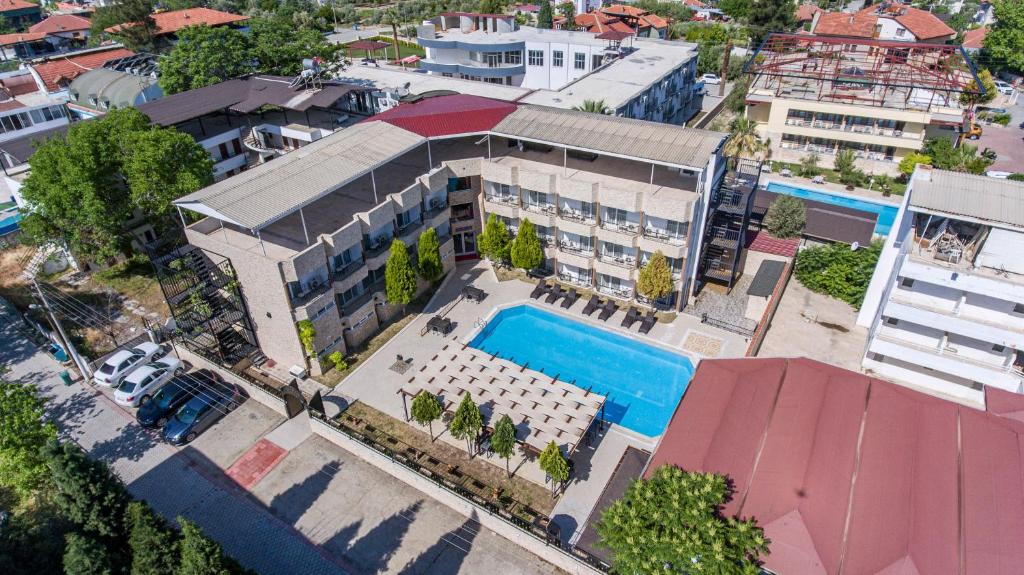 帕莫卡莱阿亚帕姆酒店的享有带游泳池的大楼的顶部景致