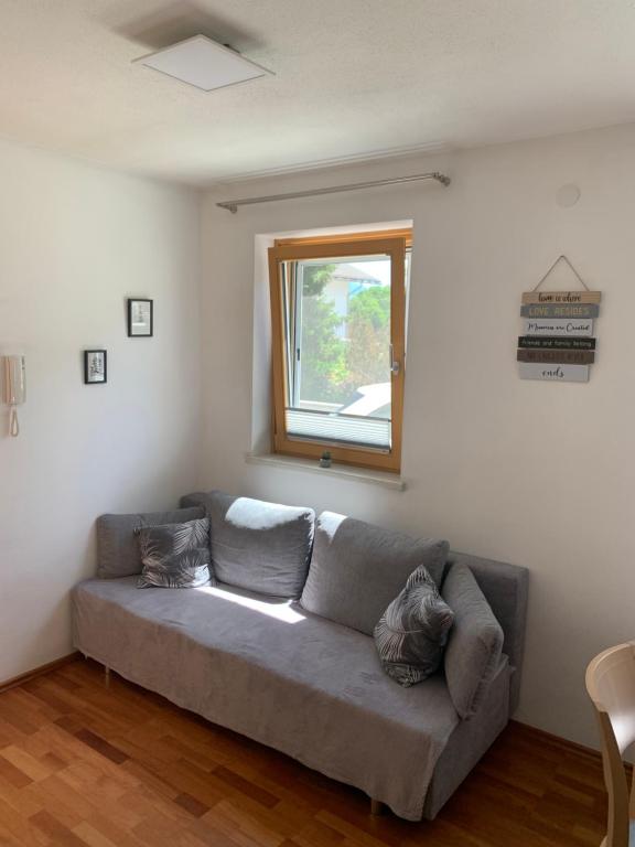 利恩茨Haus Helga的客厅设有一张沙发,配有窗户