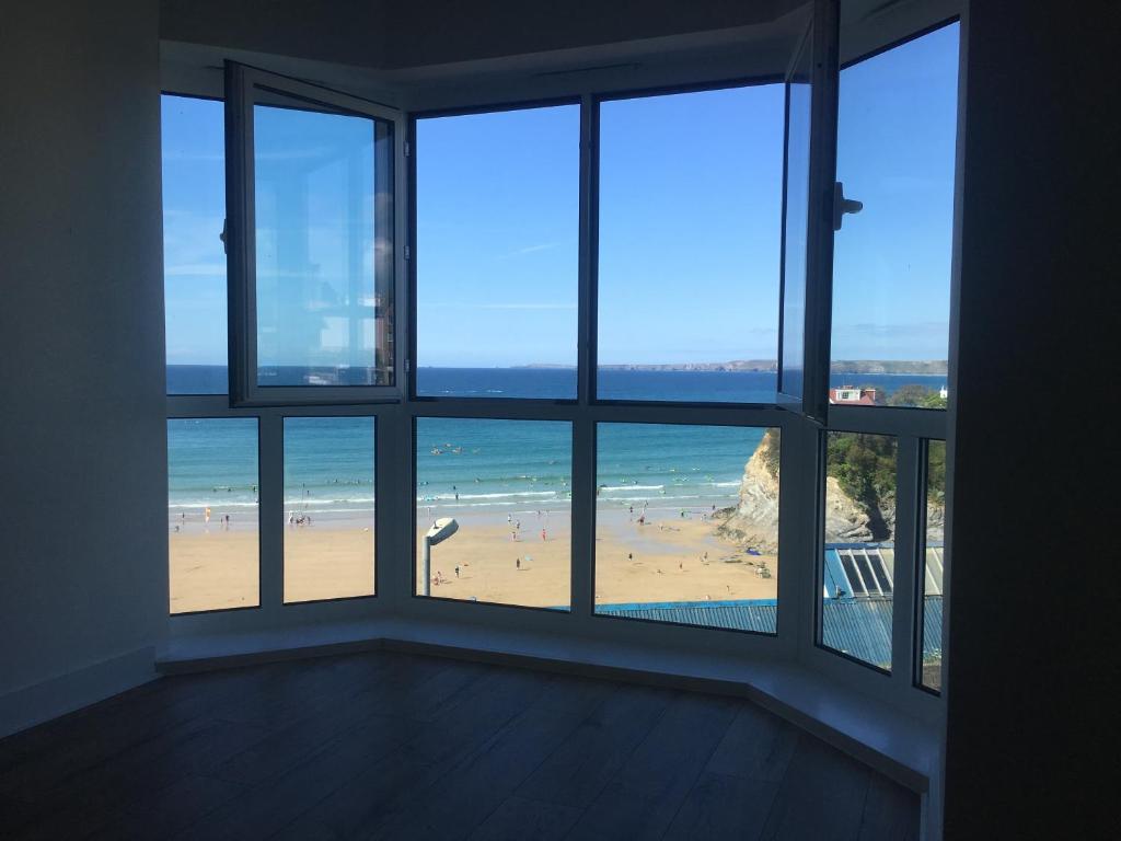 纽基The Towan Lookout的客房设有窗户,享有海滩美景。
