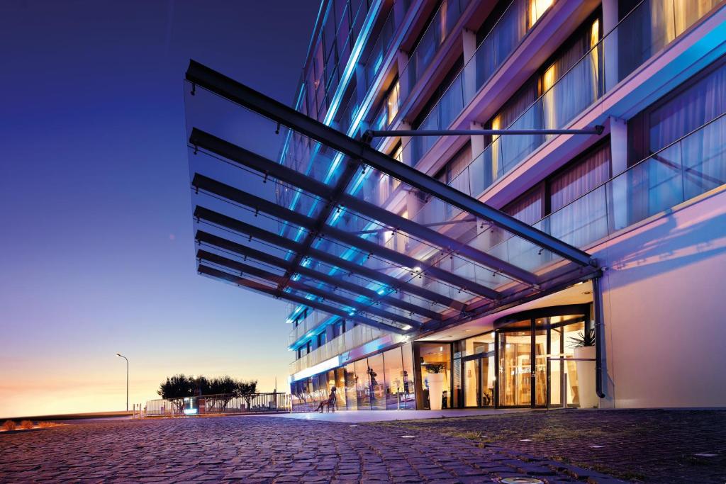 科沃布热格兹德罗约瓦海洋酒店 的一座带玻璃外墙和灯的大建筑