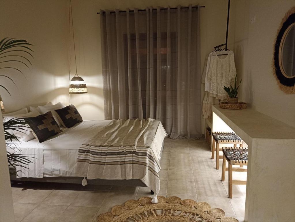 菲尼卡斯Petra Lodge的卧室配有一张床和一张桌子
