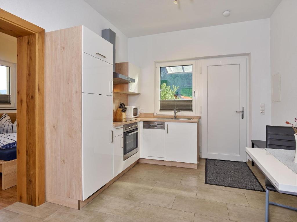 乌姆豪森Apartment Isabella的厨房配有白色冰箱和桌子