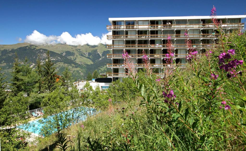 谷雪维尔Résidence Pierre & Vacances le Moriond的一座花朵满天的山顶建筑